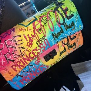 Graffiti handbag 🎨 cute size